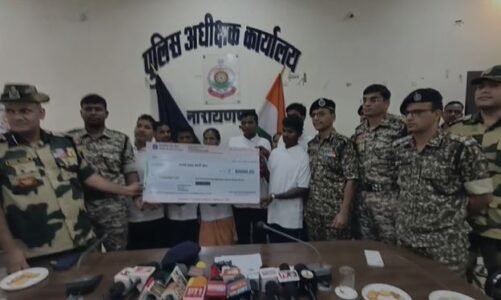 नक्सली संगठन को बड़ा झटका, 30 लाख के 8 इनामी नक्सलियों ने किया सरेंडर