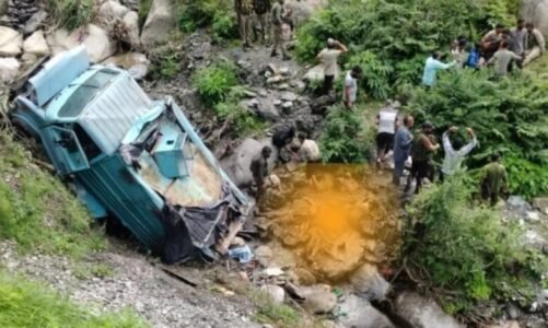 Breaking : 3 जवान शहीद; 200 फीट गहरी खाई में गिरी CRPF की गाड़ी, 10 घायल