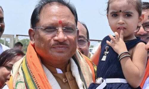 नन्ही सृष्टि को गोद में उठाकर मुख्यमंत्री विष्णु देव साय ने रच दिया अपनत्व और स्नेह का अविस्मरणीय पल