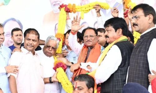 मुख्यमंत्री साय विदेश दौरे से लौटे रायपुर ,छत्तीसगढ़ी पारंपरिक नृत्य के साथ किया गया भव्य स्वागत