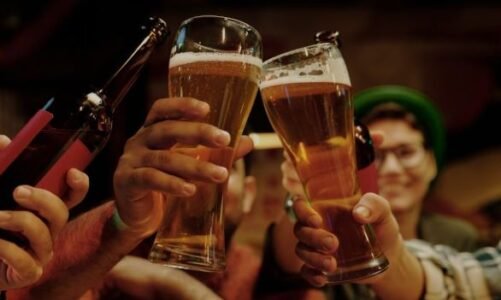 झुमने के लिए हो जाएं तैयार, घटने वाली है बीयर पीने की आयुसीमा , जानें अब किस उम्र में छलका सकेंगे जाम