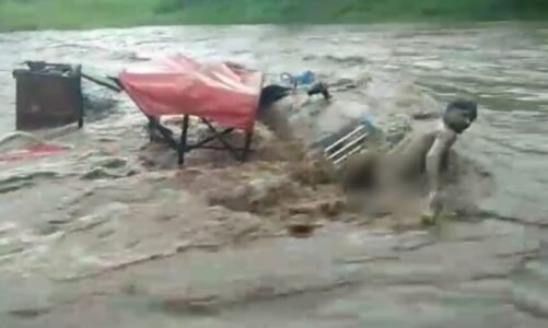 CG – बारिश बनी काल : बाढ़ की चपेट में आने से ट्रैक्टर-ट्रॉली में सवार 7 मजदूर बहे, मचा हड़कंप
