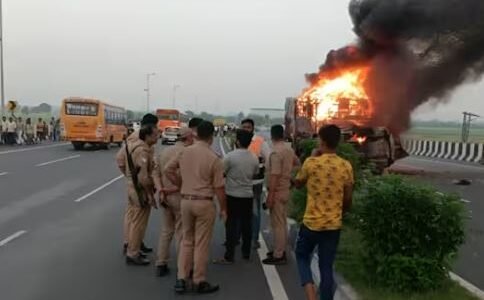 दर्दनाक हादसा… कार और ट्रक की भीषण टक्कर में 5 लोगों की जिंदा जलकर मौत, मचा हड़कंप