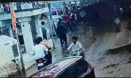 CGwatch भाटापारा में दिनदहाड़े 5 लाख की उठा–गिरी, सीसीटीवी में कैद हुई वारदात