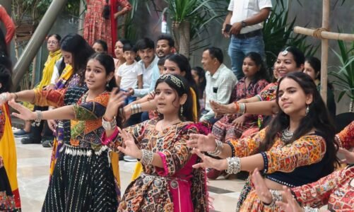 100 से अधिक लोग एकसाथ झूमे – रंग-बिरंगे परिधानों में सजा गरबा फ्लैश मॉब