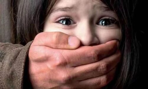 Crime : दरिंदगी की हदें पार! कुरकुरे का लालच देकर 6 साल की मासूम से दुष्कर्म, आरोपी गिरफ्तार