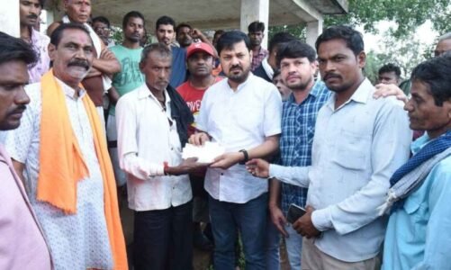 गोदावरी प्लांट हादसा : विधायक अनुज शर्मा ने दो स्थानीय मृतकों के परिजनों को सौंपा 46.50 लाख का चेक