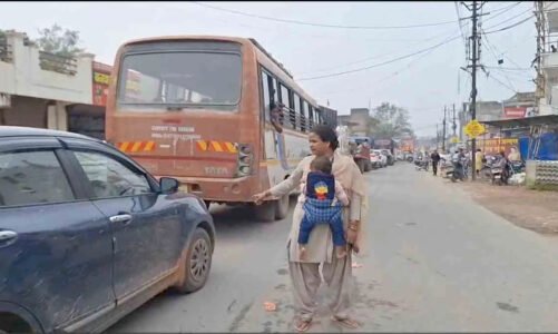 CG – मां तुझे सलाम : महिला कांस्टेबल अपने बच्चे को गोद में लेकर निभा रही है देश के प्रति अपनी ड्यूटी