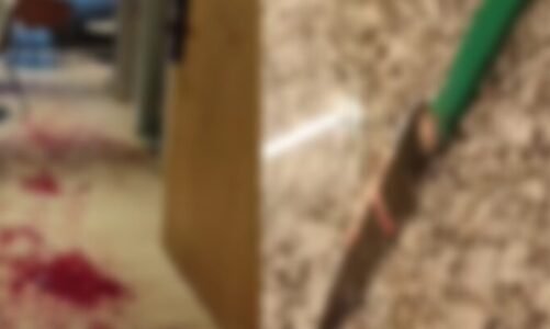 तेलीबांधा स्थित फ्लैट में खूनी वारदात, कमरे में मिले चाकू और खून के निशान, जांच में जुटी पुलिस