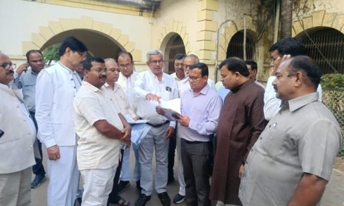 *सुप्रीम कोर्ट की घटना के आरोपितों के ऊपर कठोर कार्यवाही के लिए महामहिम राष्ट्रपति और प्रधानमंत्री के नाम कलेक्टर के माध्यम से ज्ञापन दिया गया*