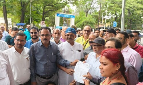 मोदी की गारंटी लागू करो कर्मचारियों से किया वादा निभाओ” और “कर्मचारी एकता जिंदाबाद” जैसे नारों से गूंज उठा कलेक्टर परिसर