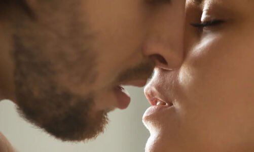 CG – KISS नहीं देने पर ऑटो चालक ने महिला को दी खौफनाक सजा, जंगल में इस हाल में फेंककर हुआ फरार, फिर जो हुआ…..