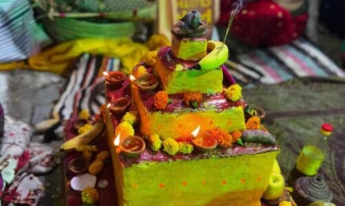 राजधानी के इस तालाब में 40 वर्षों से हो रही छठ पूजा, आज व्रती महिलाओं ने डूबते सूर्य को दिया अर्घ्य