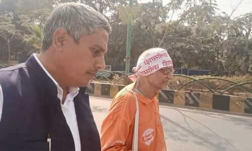 राजभाषा छत्तीसगढ़ी के लिए पैदल विधानसभा पहुंच गए 85 साल के नंदकिशोर शुक्ल!