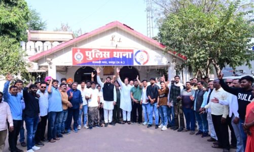 सत्ता के दबाव में पुलिस द्वारा छात्रो एवं युवा कांगे्रस के साथियो के उपर किये गए एफ आई आर को लेकर कांग्रेस पार्टी द्वारा किया गया सरस्वती थाने का घेराव