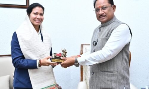 वर्ल्ड कप विजेता भारतीय महिला क्रिकेट टीम की फिजियोथेरेपिस्ट आकांक्षा ने सीएम साय से की मुलाकात