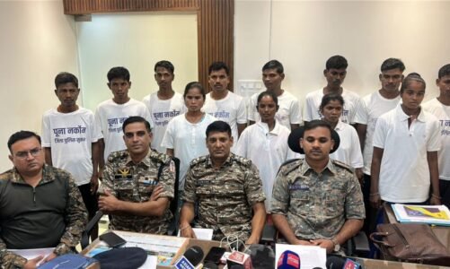 Breaking : 48 लाख के इनामी 15 नक्सलियों ने छोड़ा लाल आतंक का साथ, किया सरेंडर