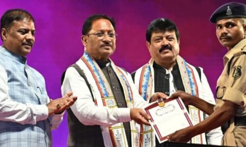 दो शहीदों के परिजनों और 12 पुलिस जवानों को सीएम साय ने प्रदान किए वीरता पदक