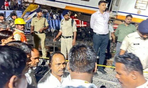 *मुख्यमंत्री  विष्णुदेव साय ने बिलासपुर के पास हुई ट्रेन दुर्घटना पर गहरा दुःख व्यक्त किया*  *दिवंगतों के परिजनों को ₹5 लाख एवं घायलों को ₹50 हज़ार की आर्थिक सहायता देने की घोषणा*