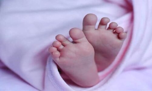 CG : खंडहर में ठंड से कांपती और रोती हुई मिली नवजात बच्ची, अस्पताल में इलाज जारी