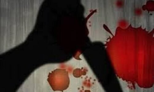 मेडिकल स्टोर के अंदर चाकूबाजी, बदमाश ने युवक को बेरहमी से मारा चाकू…