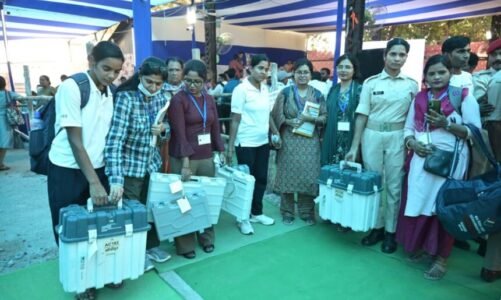 प्रथम चरण के मतदान के लिए सब तैयार, लोकतंत्र के पर्व में बढ़ चला बिहार — 18 जिलों की 121 सीटों पर जारी है वोटिंग