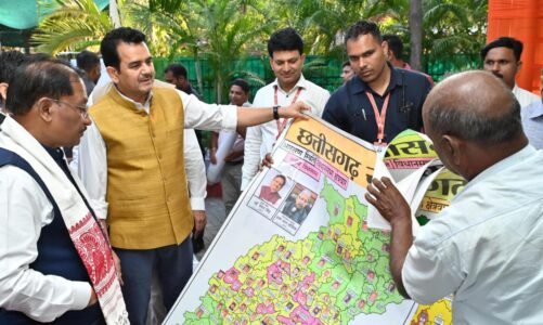 पेंटर शिवकुमार निराला ने मुख्यमंत्री विष्णु देव साय को भेंट किया विशिष्ट ‘राजनीतिक मानचित्र’…..