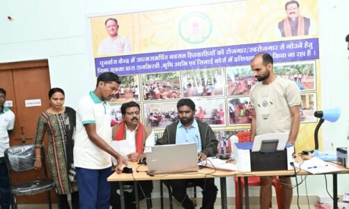 हथियार छोड़कर मुख्यधारा में लौटे युवाओं का आधार दस्तावेज बनाने उपमुख्यमंत्री ने लगाई चौपाल