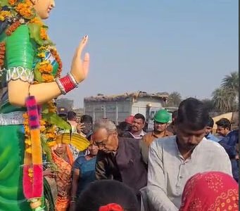 छत्तीसगढ़ महतारी प्रतिमा विवाद: तुमगांव में प्रशासन पर ‘मूर्ति अपहरण’ का आरोप, 50 किसान थाने में डटे!