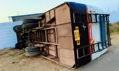 Accident : चौथिया जा रही तेज रफ्तार बस पलटी, 40 यात्री थे सवार, मची चीख-पुकार