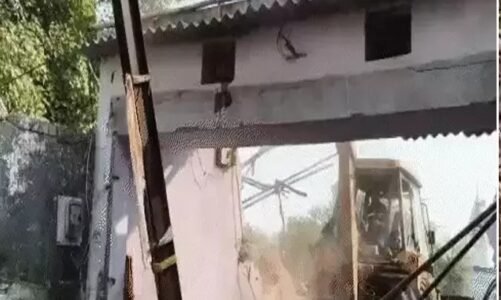शूटर के घर चला बुलडोजर: आरोपी के अवैध निर्माण को निगम ने तोड़ा, 15 दिन पहले बाजार में चलाया था गोली