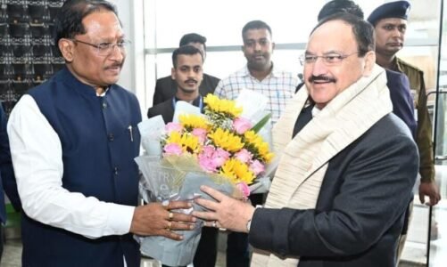 CG : सीएम साय ने एयरपोर्ट पर केंद्रीय मंत्री जे पी नड्डा का किया आत्मीय स्वागत