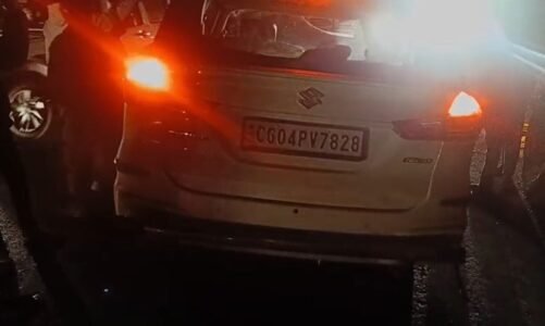 दिल दहला देने वाला हादसा : बाइक को ठोकर मारकर खड़ी ट्रक में जा घुसी कार, 2 की मौके पर मौत, 4 की हालत गंभीर…