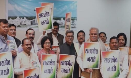 सदन की कार्यवाही शुरू होते ही प्रश्नकाल में हंगामा, सदन में तख्ती लेकर पहुंचा विपक्ष