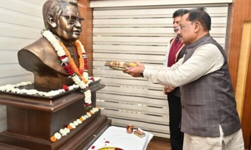 सीएम विष्णु देव साय ने अटल बिहारी वाजपेयी की प्रतिमा पर माल्यार्पण कर दी श्रद्धांजलि