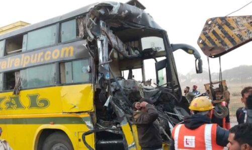 रतनपुर-कोरबा हाईवे पर खड़े ट्रेलर से भिड़ी यात्री बस, 12 घायल, 5 गंभीर