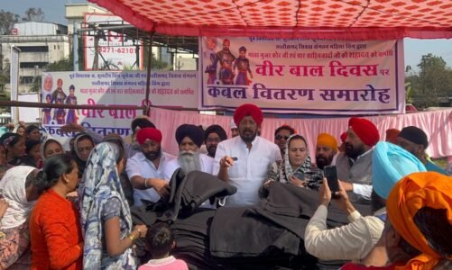 देश के सिक्ख समाज के प्रख्यात प्रमुख कथावाचक ज्ञानी पिंदर पाल सिंह जी के सानिध्य में वीरबाल दिवस के उपलक्ष्य में राहगीरों एवं आमजनों को बांटा कंबल